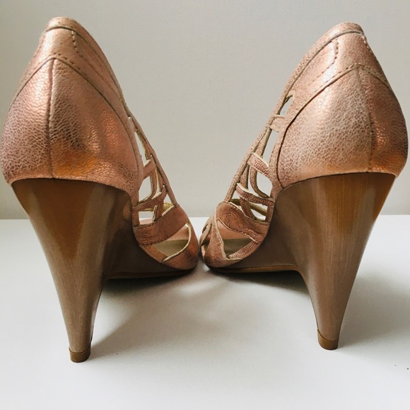 Carlos by Carlos Santana “Rescue”rose gold wedge - Picture 4 of 6